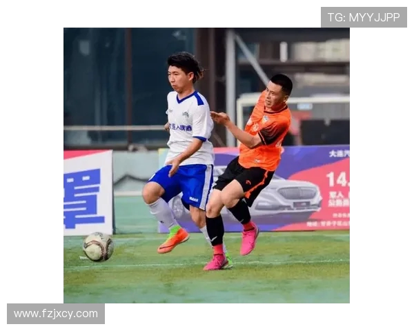 大连人对决重庆人激战正酣双方全力争胜展现足球激情与团队精神